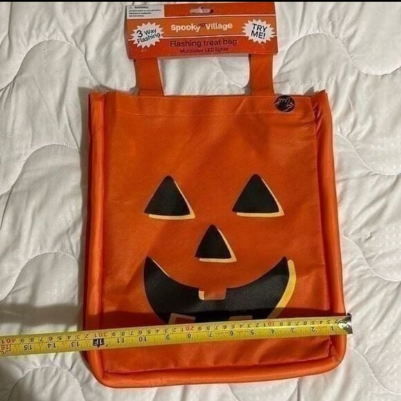 SPOOKY VILLAGE LED TREAT BAG- HALLOWEEN - BLINKING LIGHTS - NEW - Picture 3 of 4